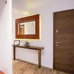 Modern Near The Area 아파트 브릭센임탈